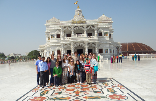 grupo viajes en mathura templo con Agra
