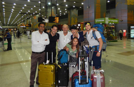 Viajero grupo en Delhi reunión de llegada del aeropuerto internacional con travelogy gerente de la India